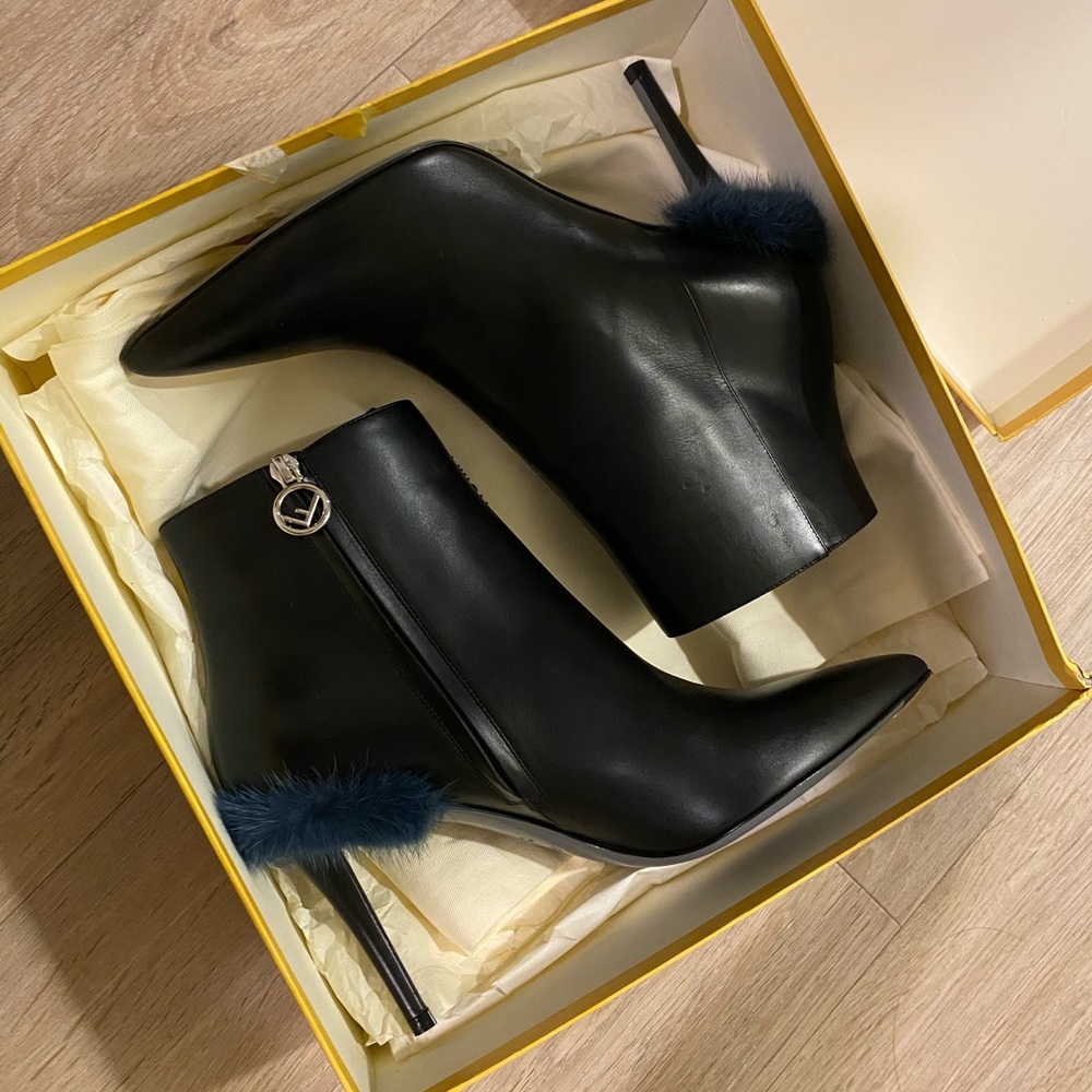 ✖️SOLD✖️NWT Fendi Booties w/ Fur